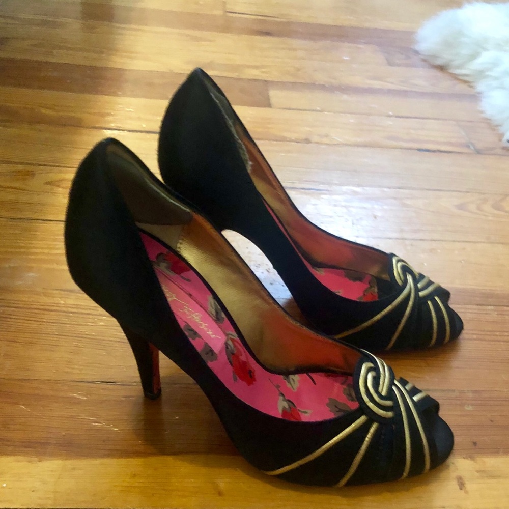 Betsey Johnson black pumps with gold detail - 5.5